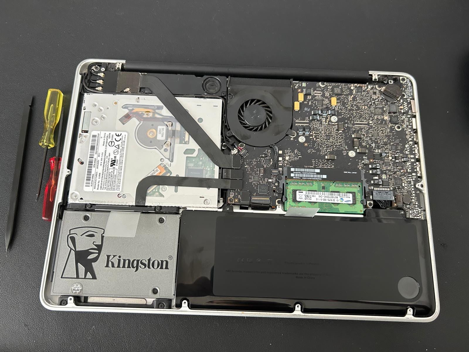 Geöffnetes Notebook bei einer Reparatur durch HB Tech